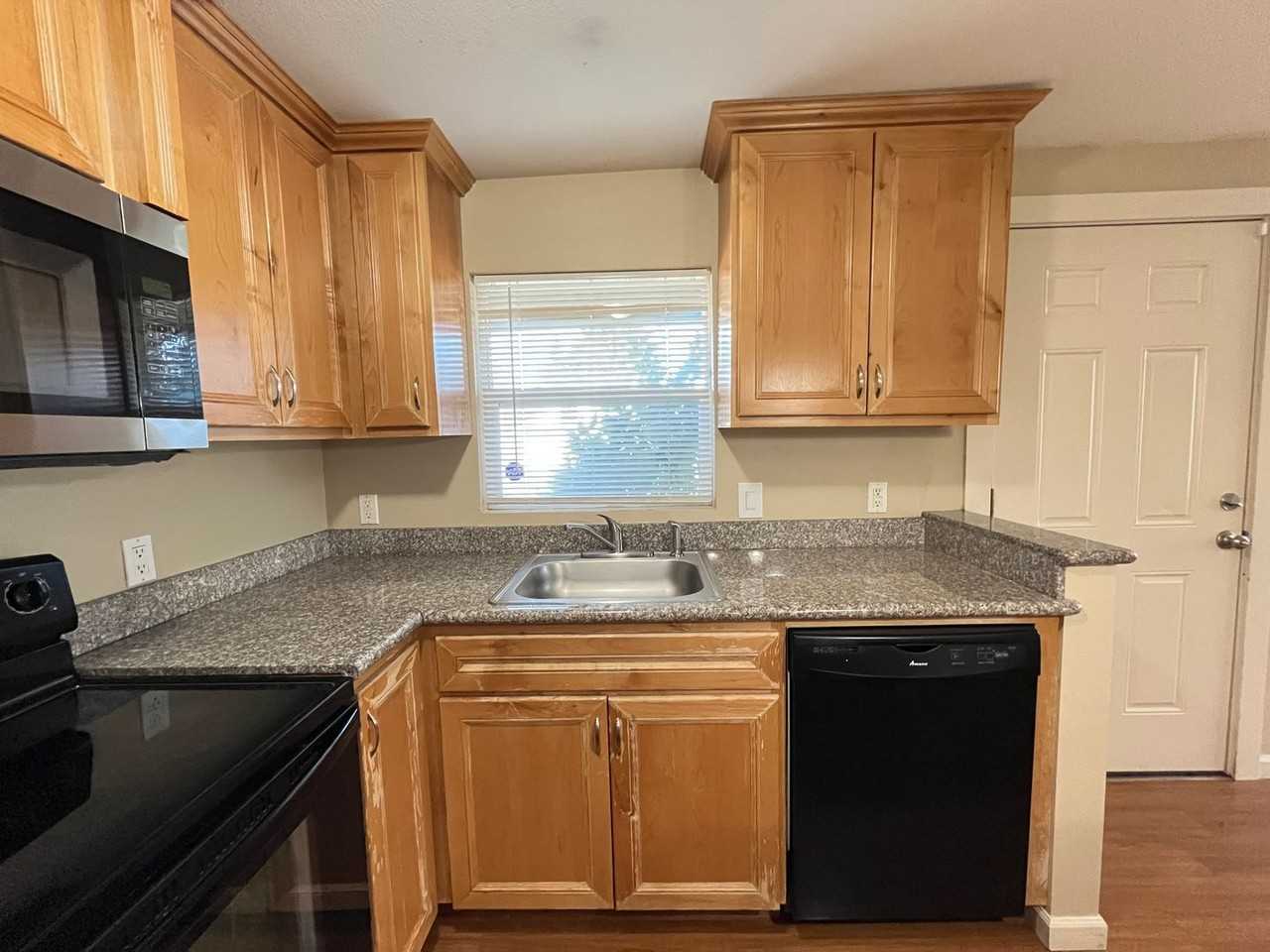 10434 Ne Wygant St - Photo 6 of 35