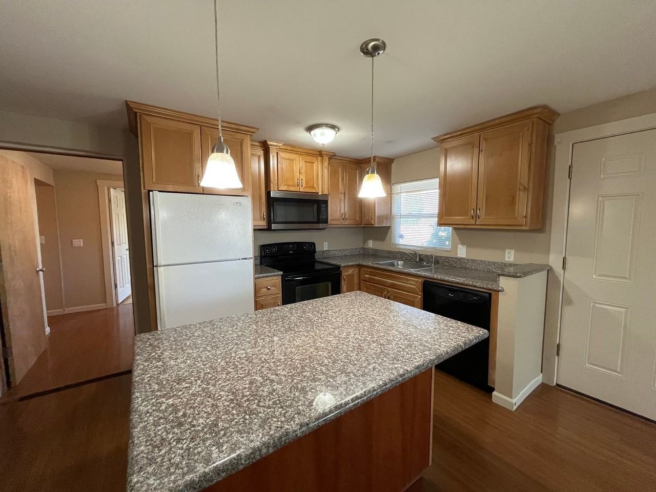 10434 Ne Wygant St - Photo 7 of 35