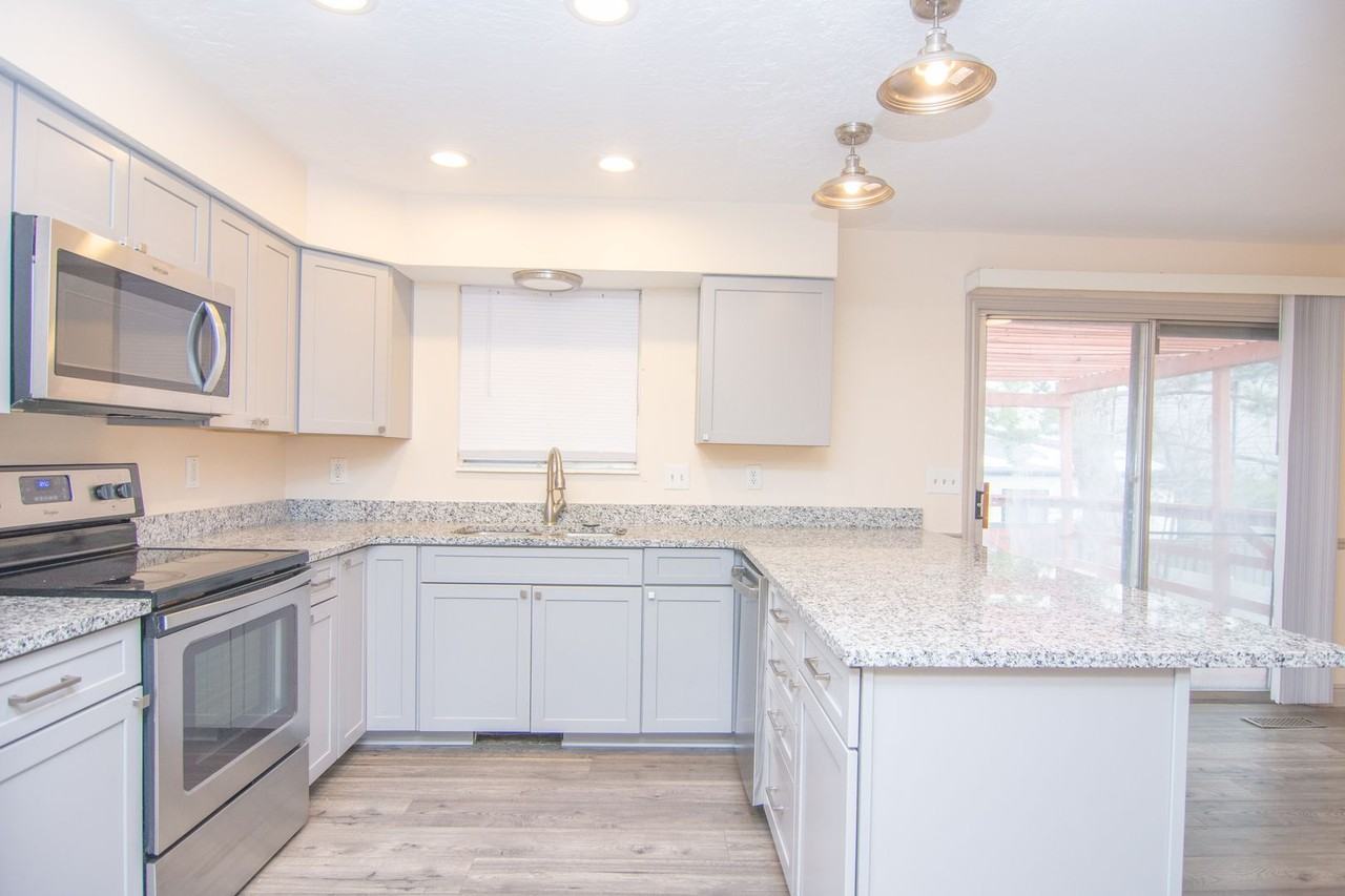 543 Applewood Dr - Photo 3 of 50