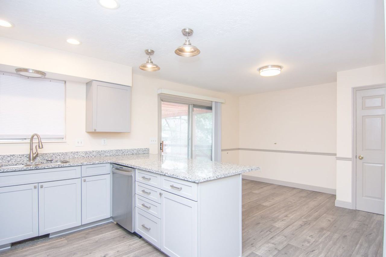 543 Applewood Dr - Photo 6 of 50