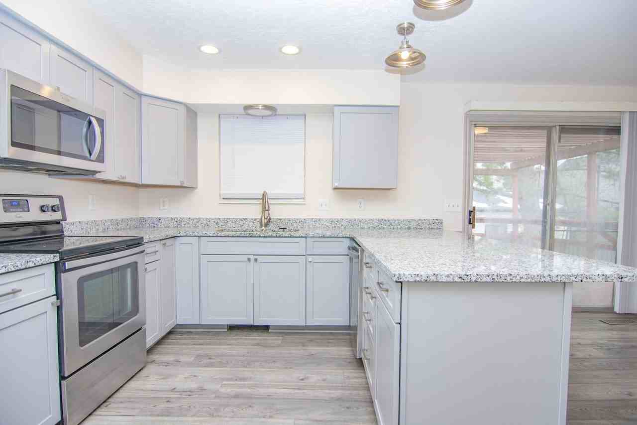 543 Applewood Dr - Photo 7 of 50