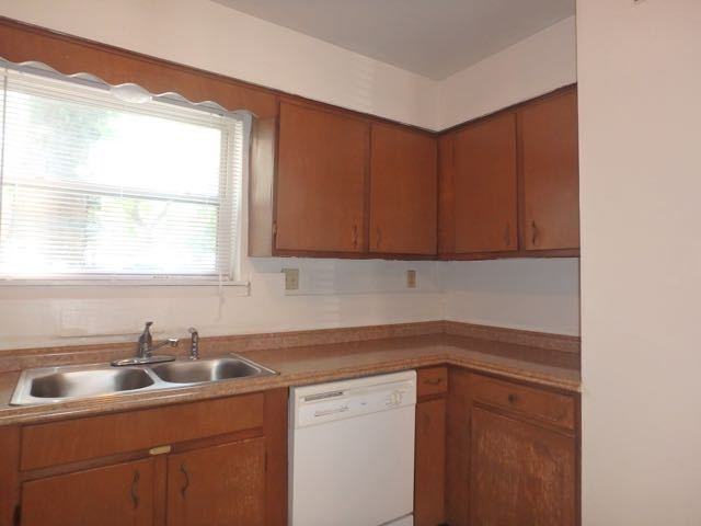 211 Waugh St - Photo 4 of 21