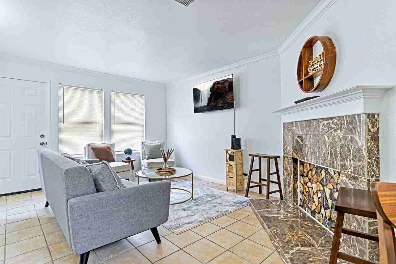 Spacious south austin home near downtown & McKinney Falls - Photo 2 of 21