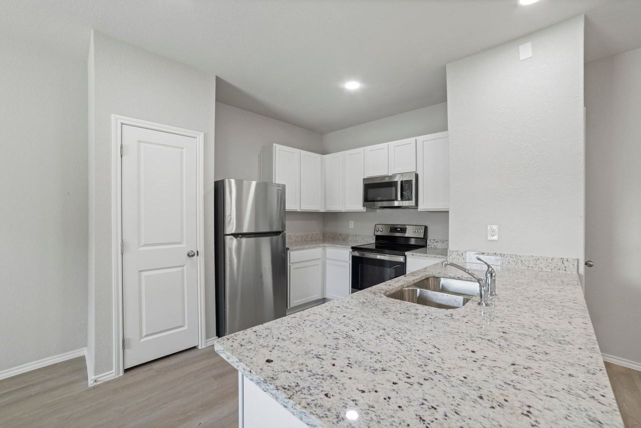 MOVE IN SPECIAL!! CALL FOR MORE DETAILS - Photo 7 of 12