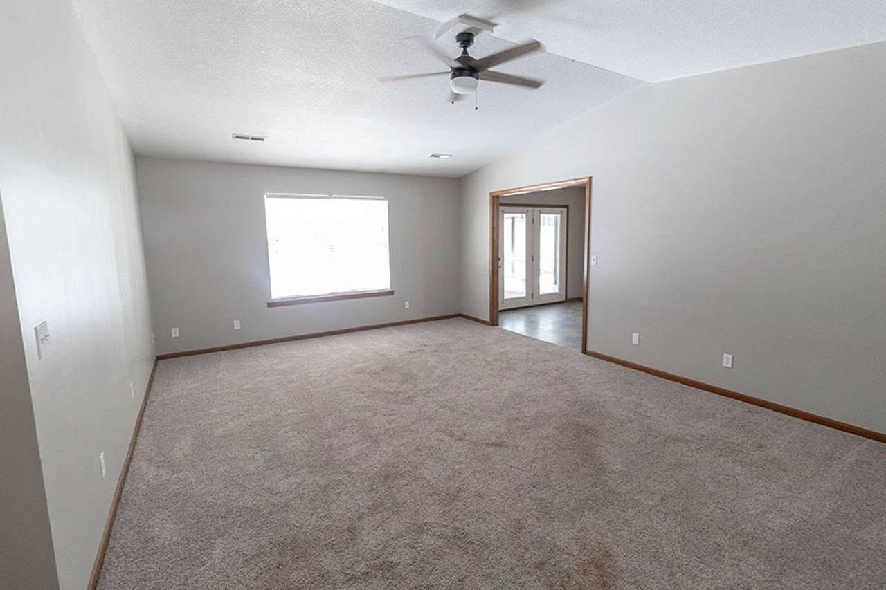 2101 Osage Dr - Photo 3 of 35