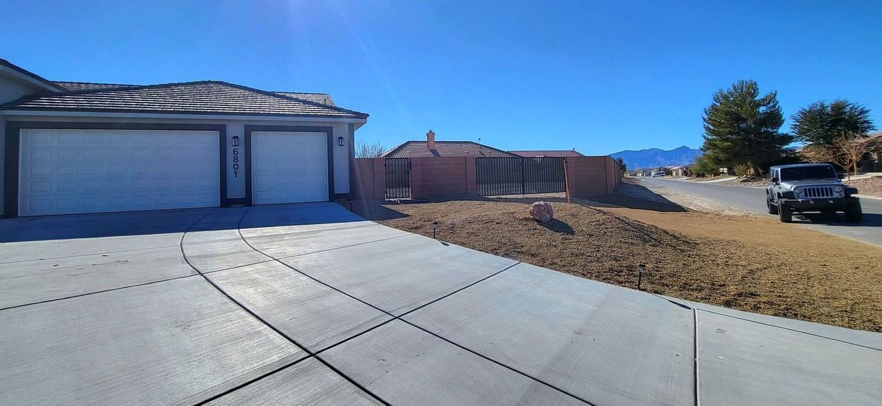 6801 Sandpebble St - Photo 3 of 40