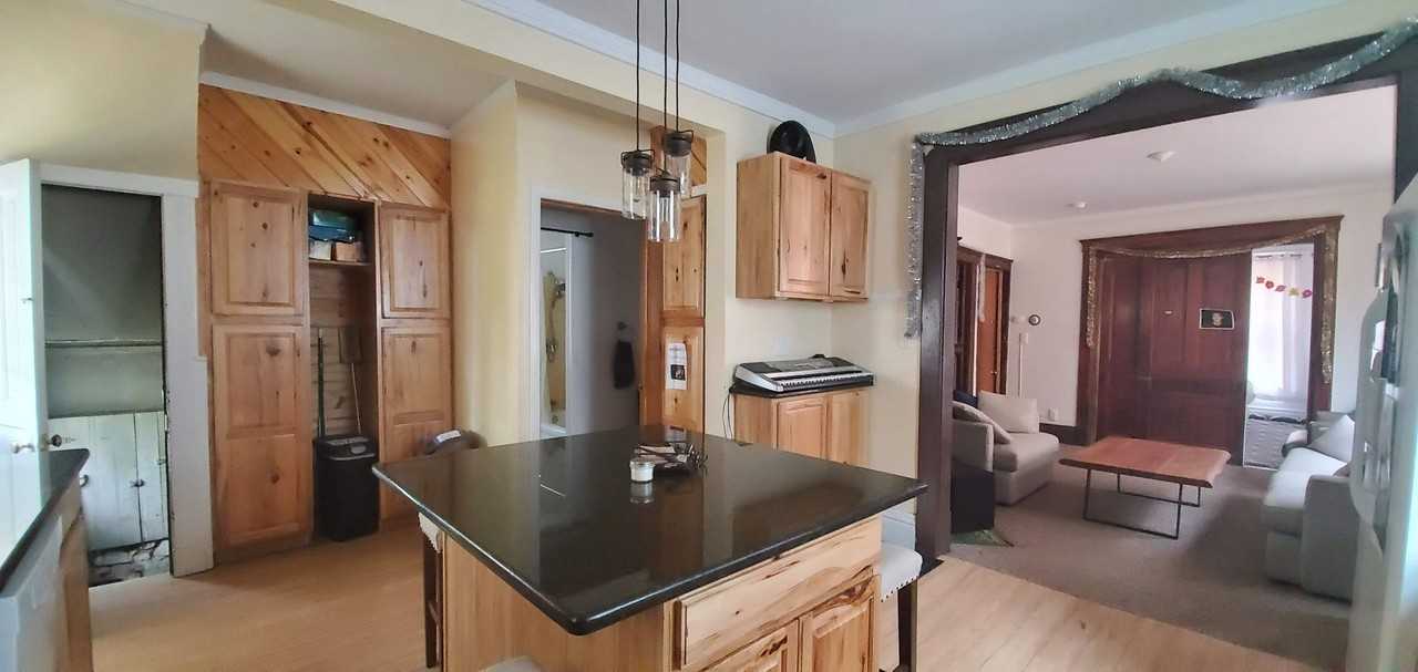 328 Catherine Street - Photo 5 of 24