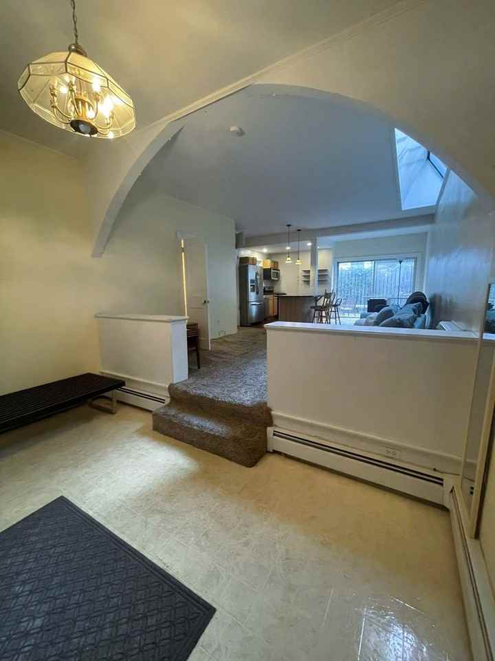 403 South Division Street - Photo 4 of 32