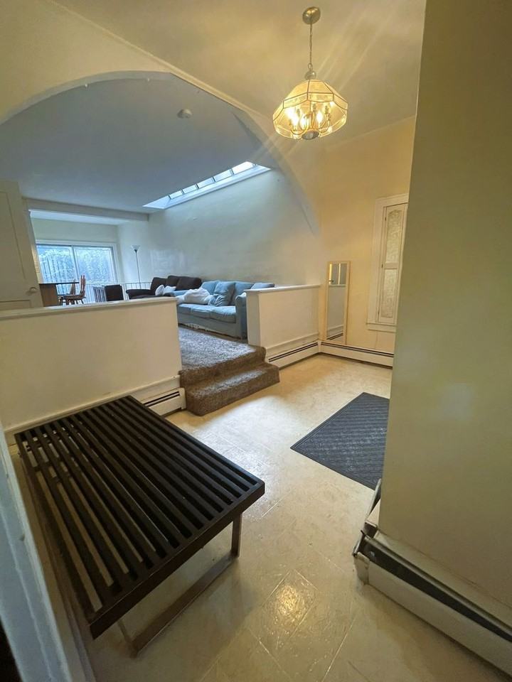 403 South Division Street - Photo 5 of 32