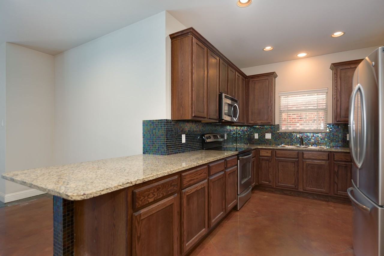 2930 Forest Park Blvd - Photo 6 of 9