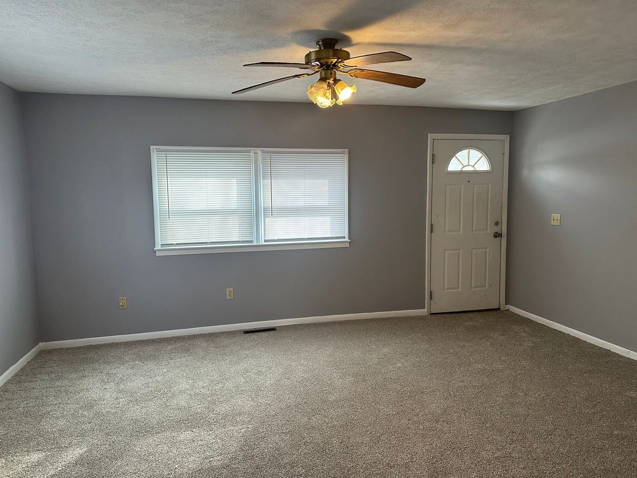 1217 E Jackson St - Photo 3 of 6