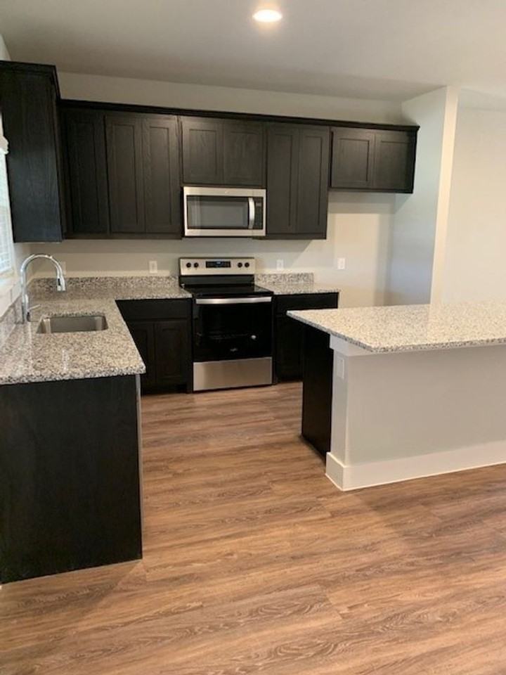 395 Hampton Pl - Photo 5 of 10