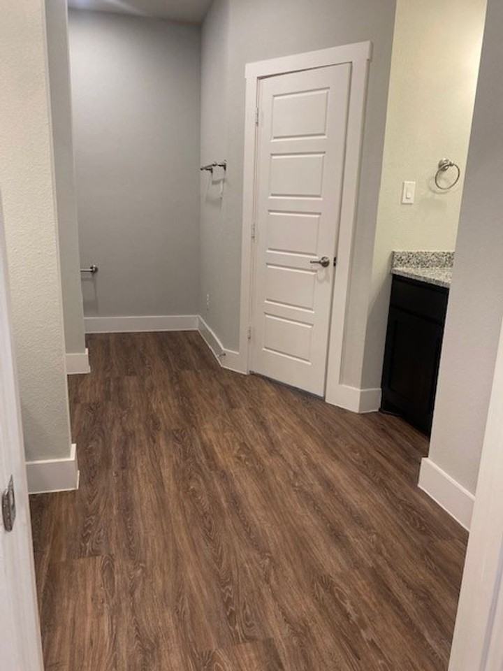 395 Hampton Pl - Photo 7 of 10