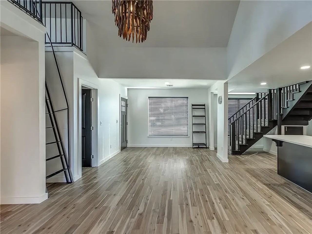 2221 Nw 34th St - Photo 2 of 18