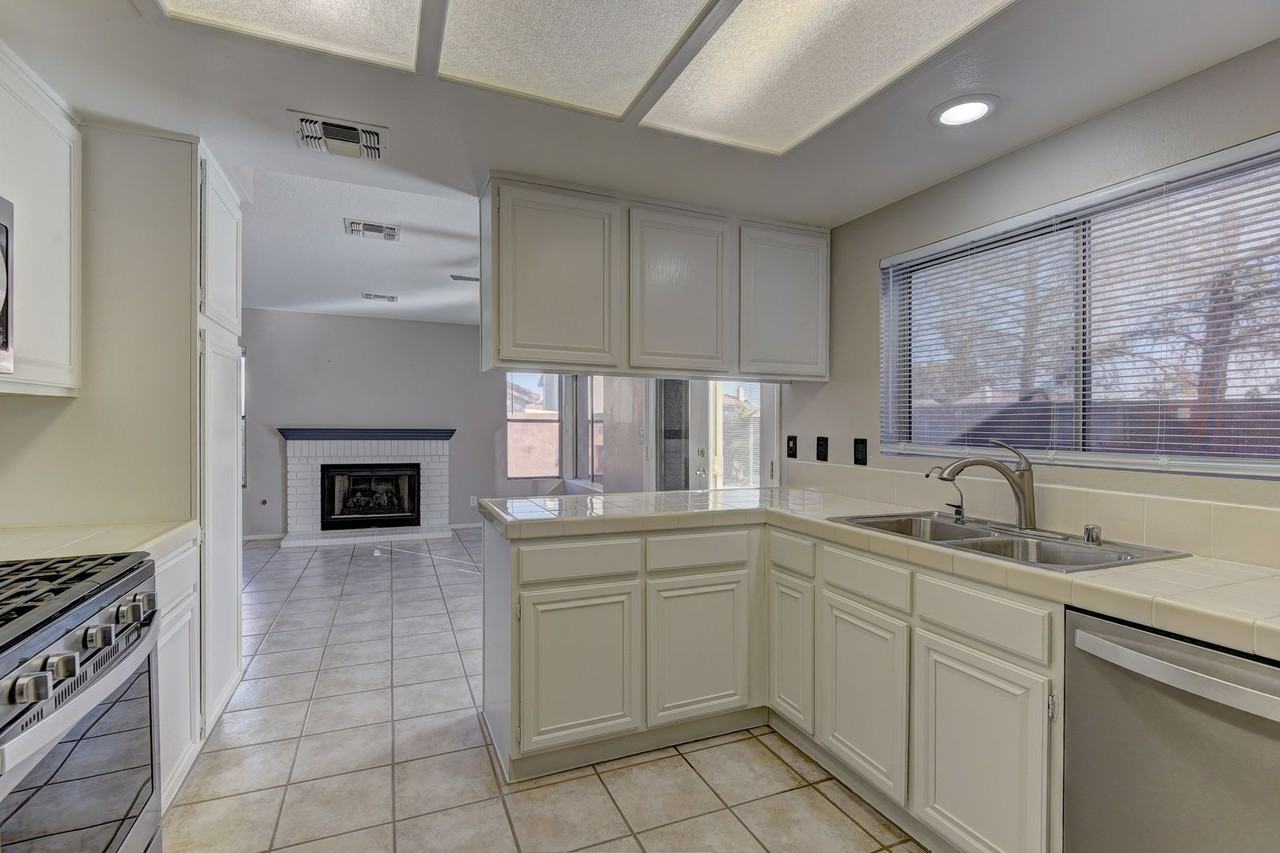 356 Amalfi St - Photo 7 of 26