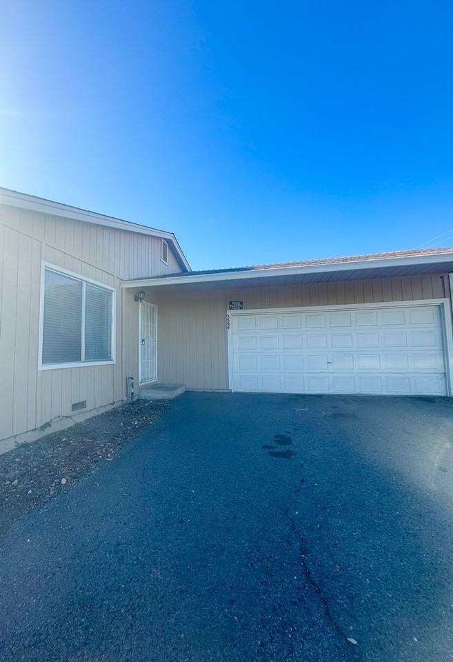 3594 Railroad Ave - Photo 2 of 13