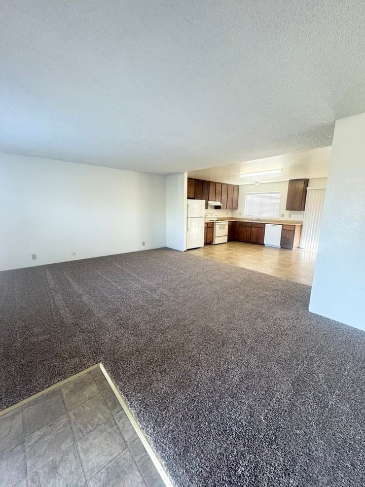 3594 Railroad Ave - Photo 3 of 13