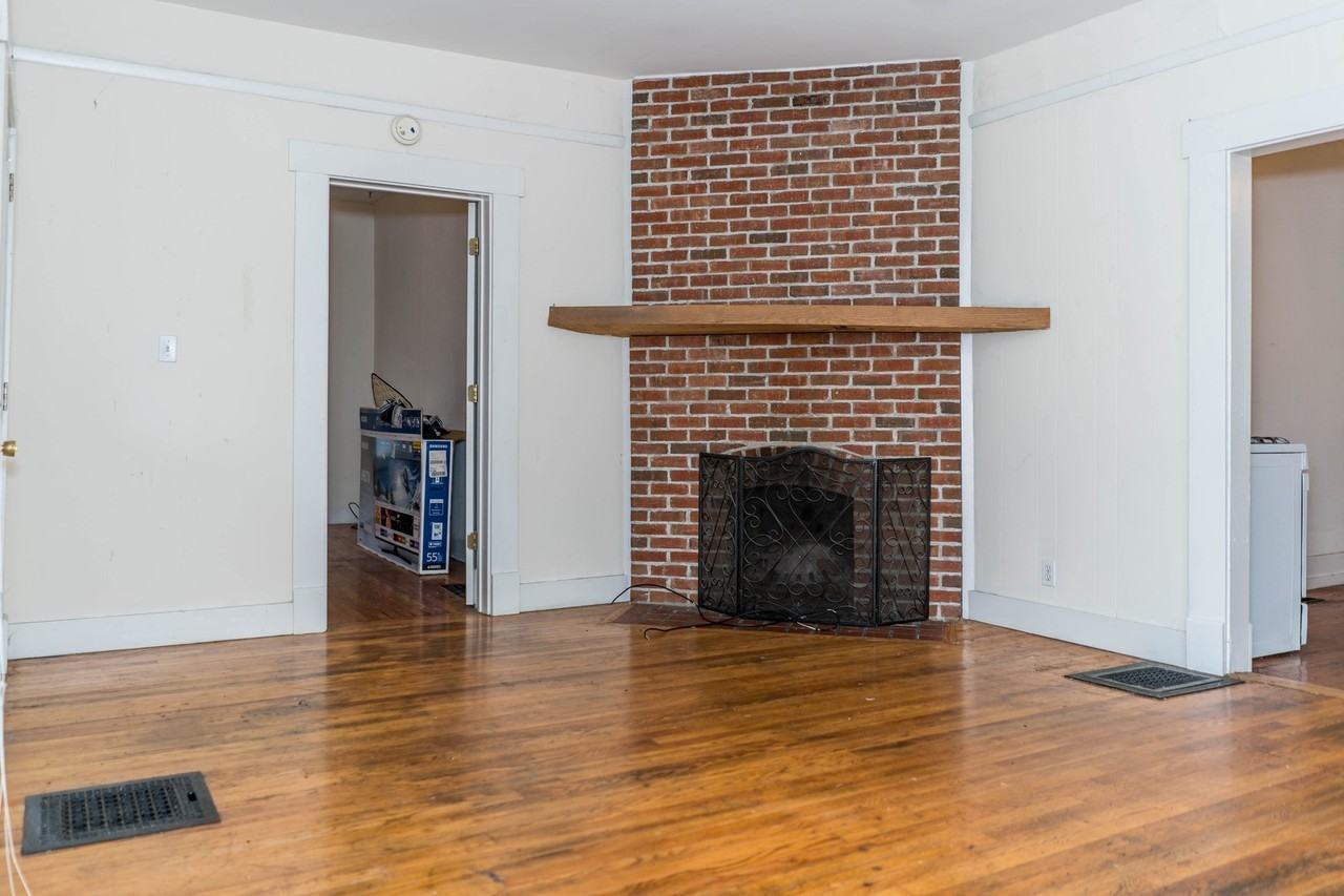 208 N College Ave - Photo 5 of 27