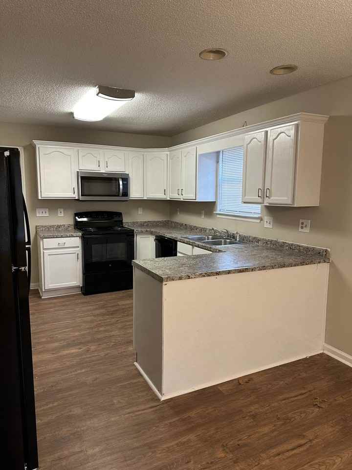 128 Colony Cir - Photo 2 of 12