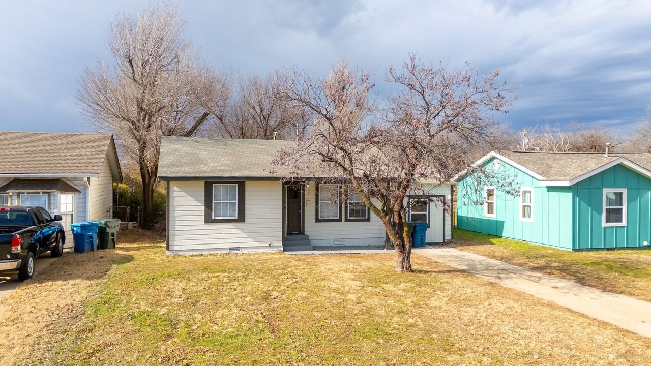 1621 Thompson Dr - Photo 2 of 16