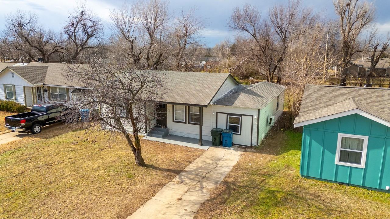 1621 Thompson Dr - Photo 3 of 16
