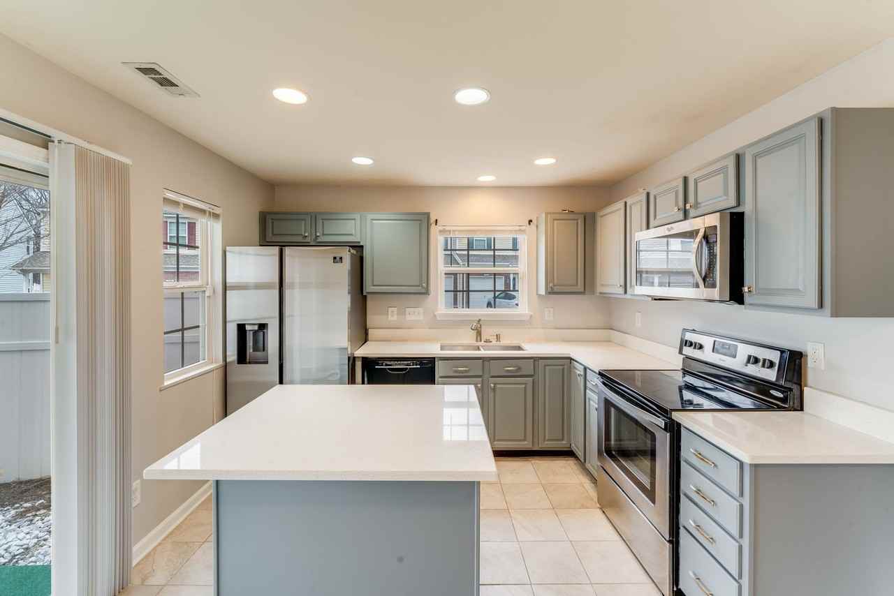 3410 Broadwick St - Photo 3 of 31