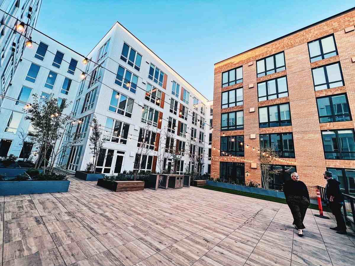 206 W Riverside Ave - Photo 3 of 50