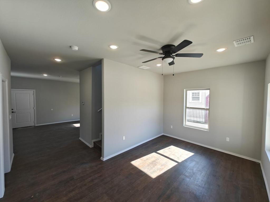914 N Rockwall Ave - Photo 3 of 24