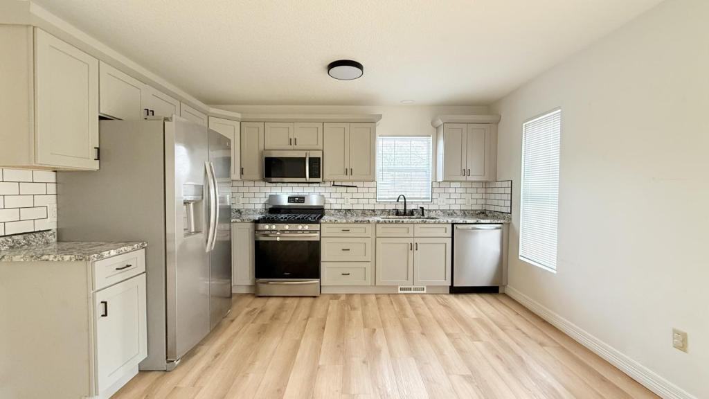 103 E Briarbrook Ln - Photo 3 of 14