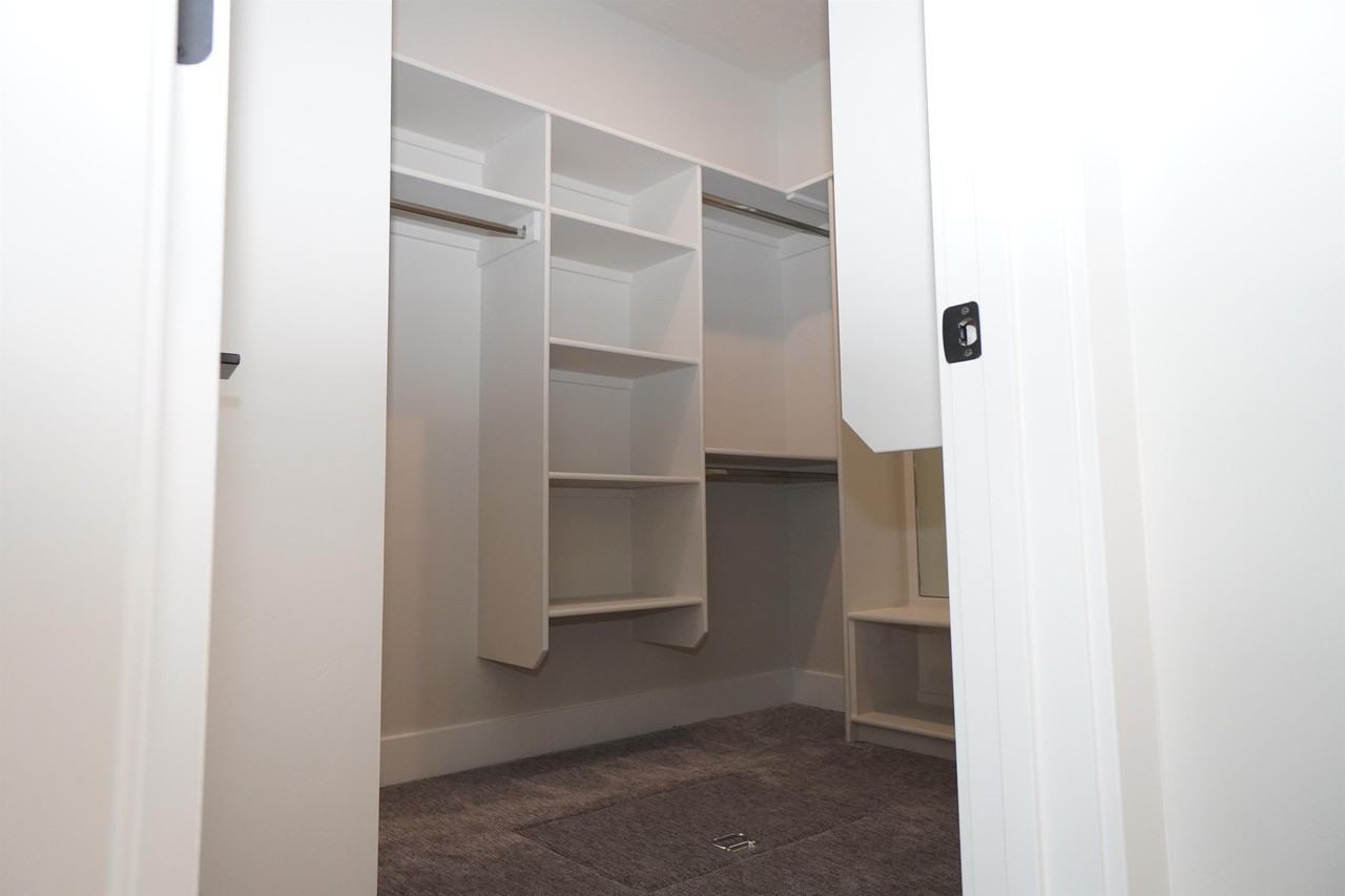 5630 W Glass Ln - Photo 3 of 32