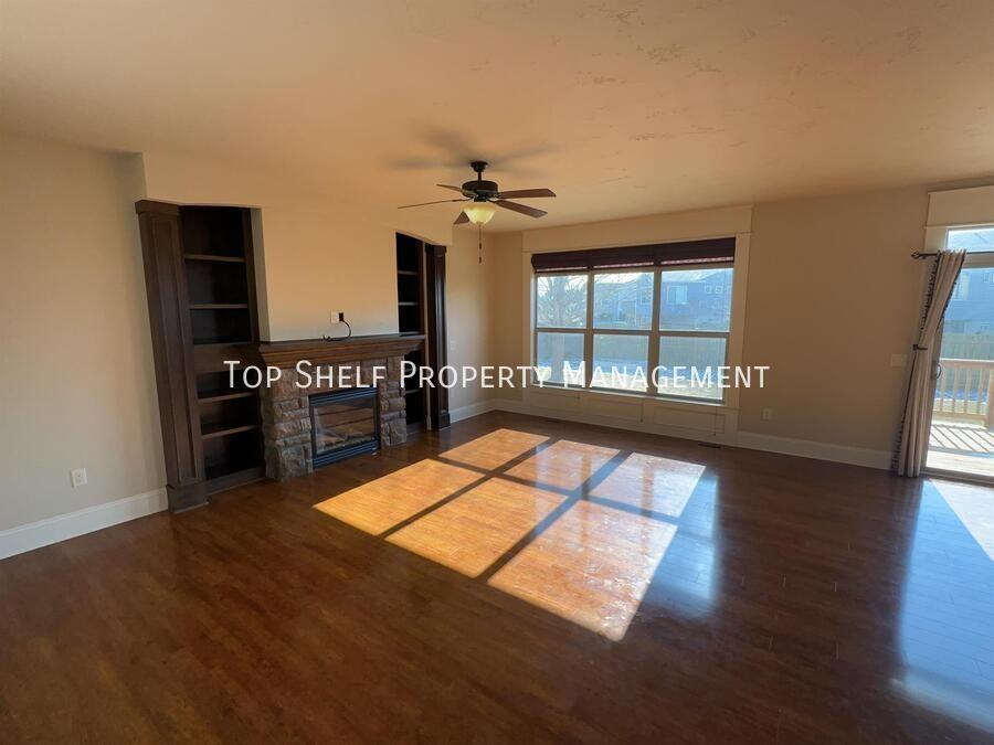 2404 Ne 8th St - Photo 2 of 17