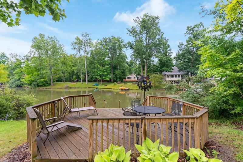 1293 Laurel Dr - Photo 3 of 20