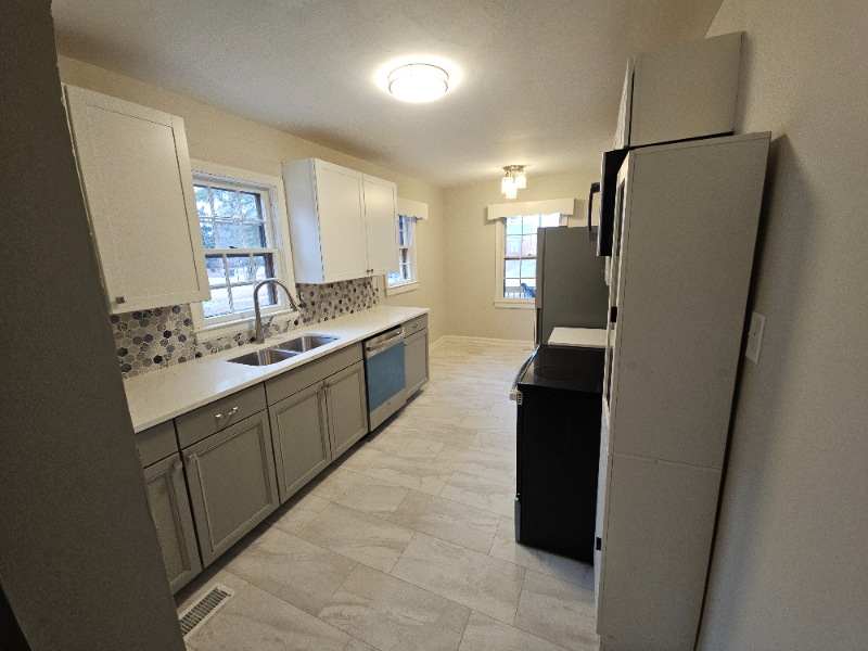 1305 Rosewood Ave - Photo 2 of 24