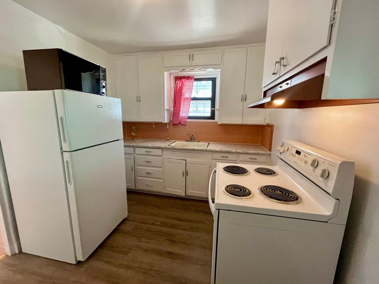 513 Madeira Dr Se - Photo 2 of 9