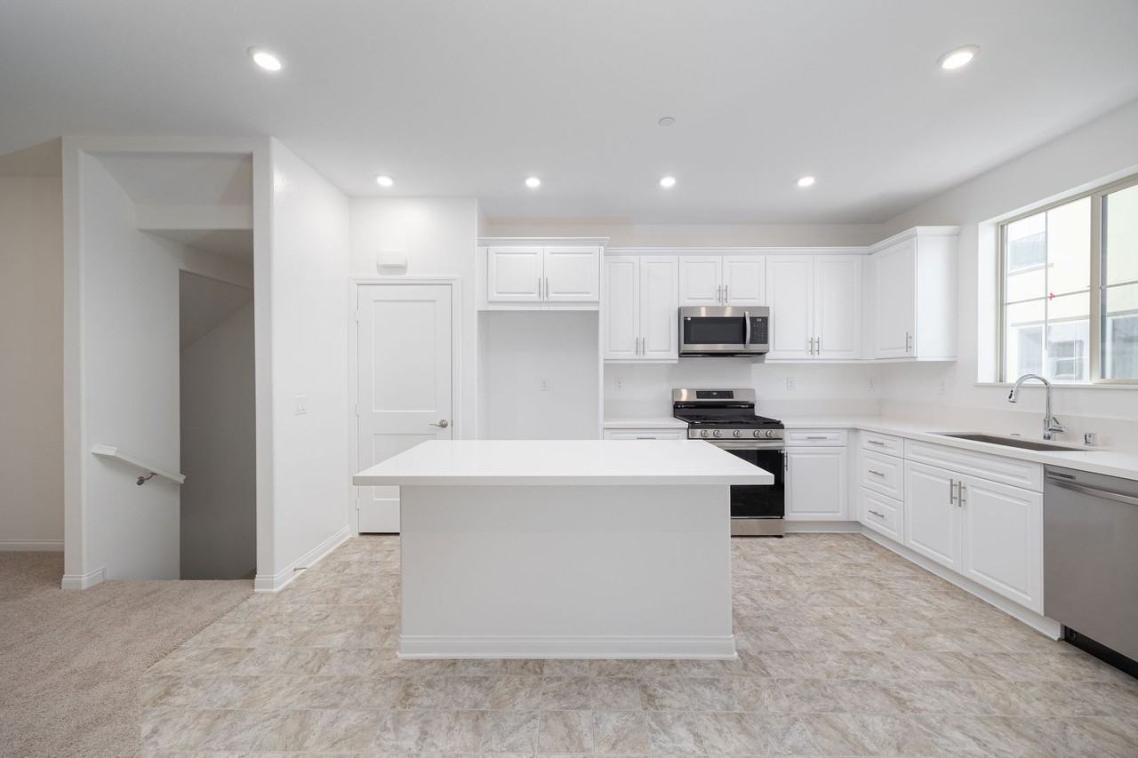 1749 Laurelwood Way - Photo 4 of 20
