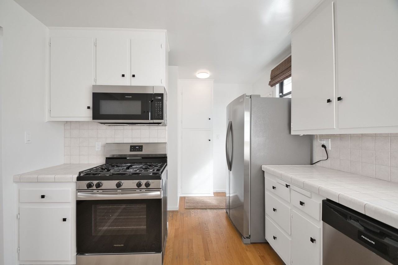 654 24th St - Photo 7 of 27