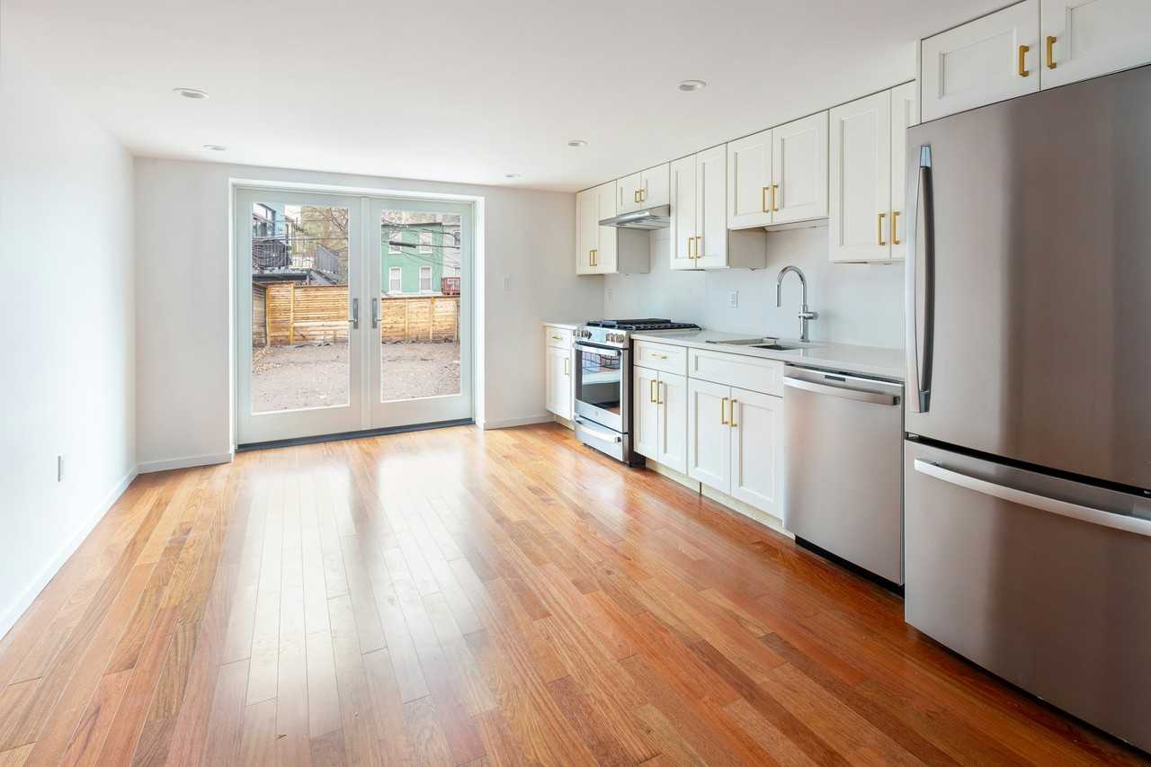 421 Union St - Photo 2 of 12
