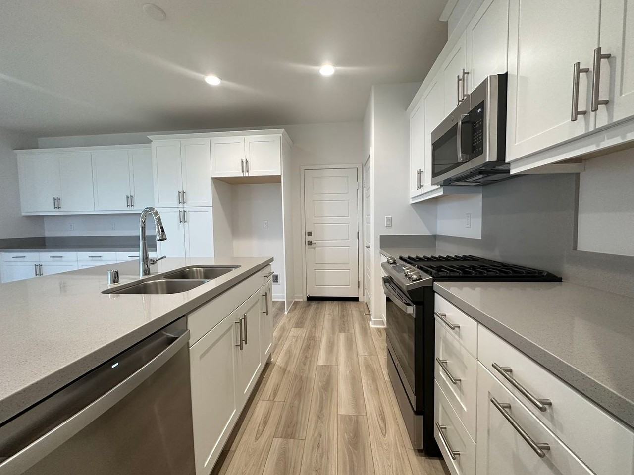 6915 Stonecrop Ln - Photo 3 of 17