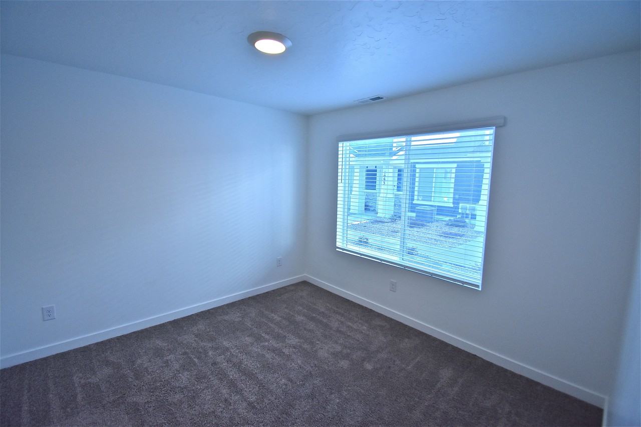 1096 E Quarterdeck Way - Photo 3 of 32