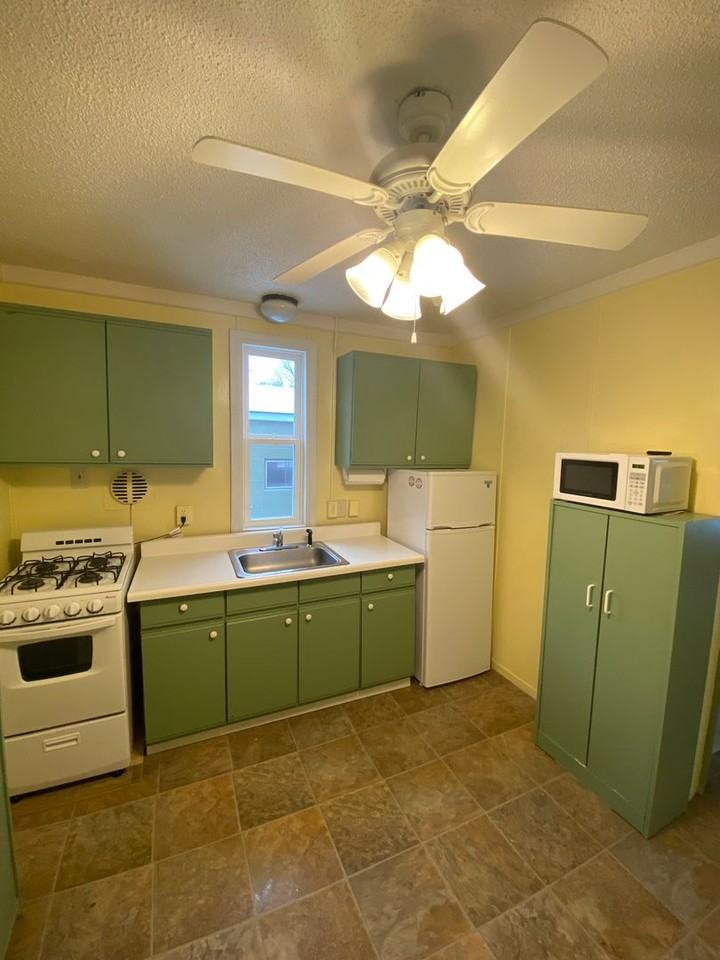 1808 Southlawn Dr - Photo 4 of 11