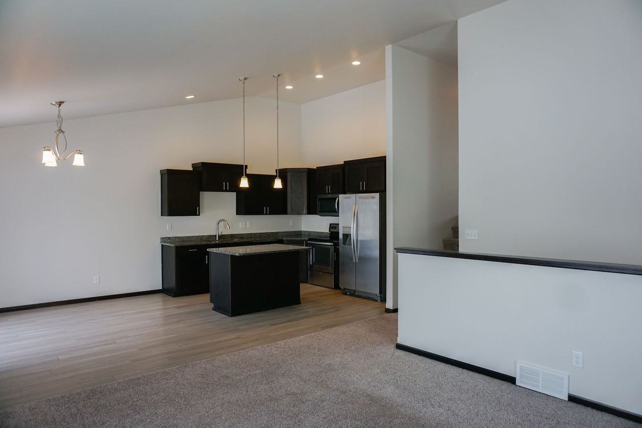 2715 Westwood St W - Photo 7 of 38