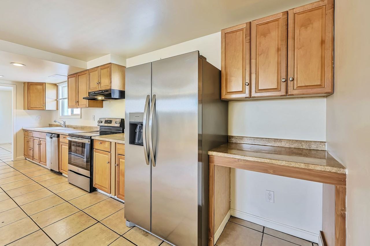 1026 E Bishop Cir - Photo 5 of 27