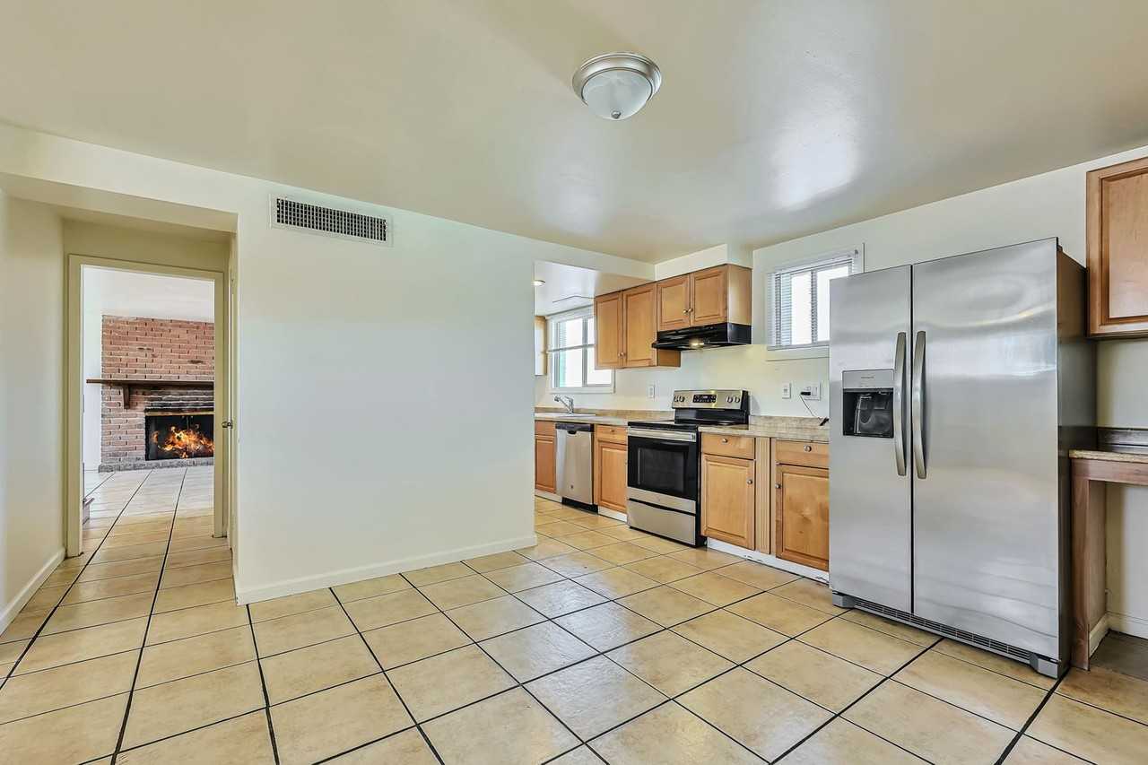 1026 E Bishop Cir - Photo 6 of 27