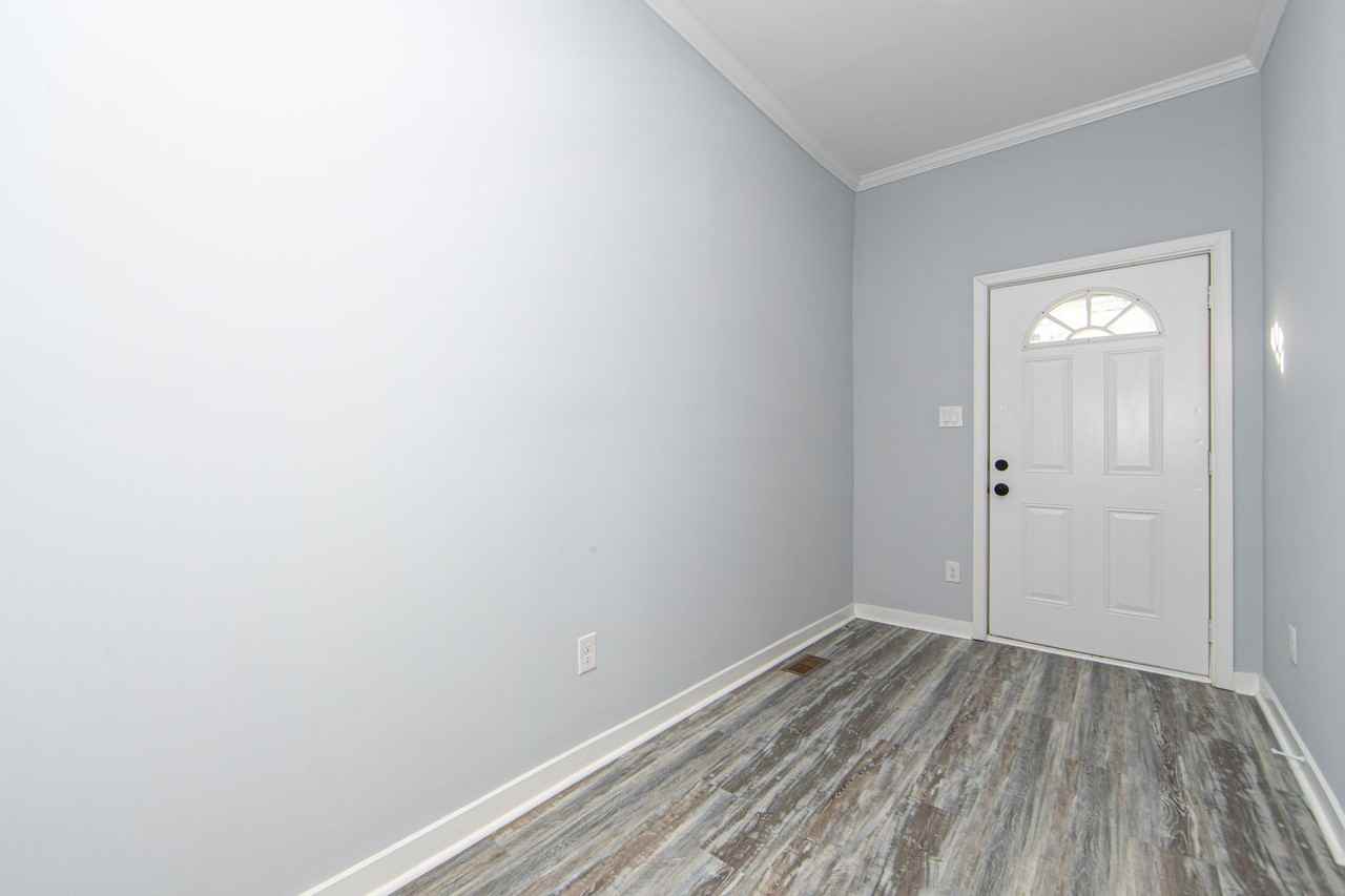 1613 Monteiro Ave - Photo 3 of 36