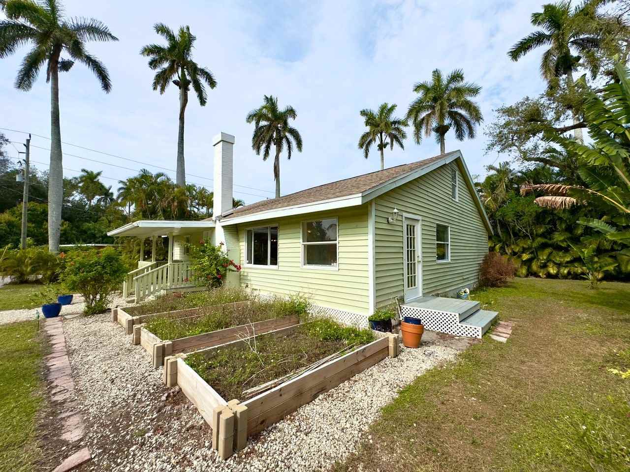 2704 2nd St - Photo 3 of 27