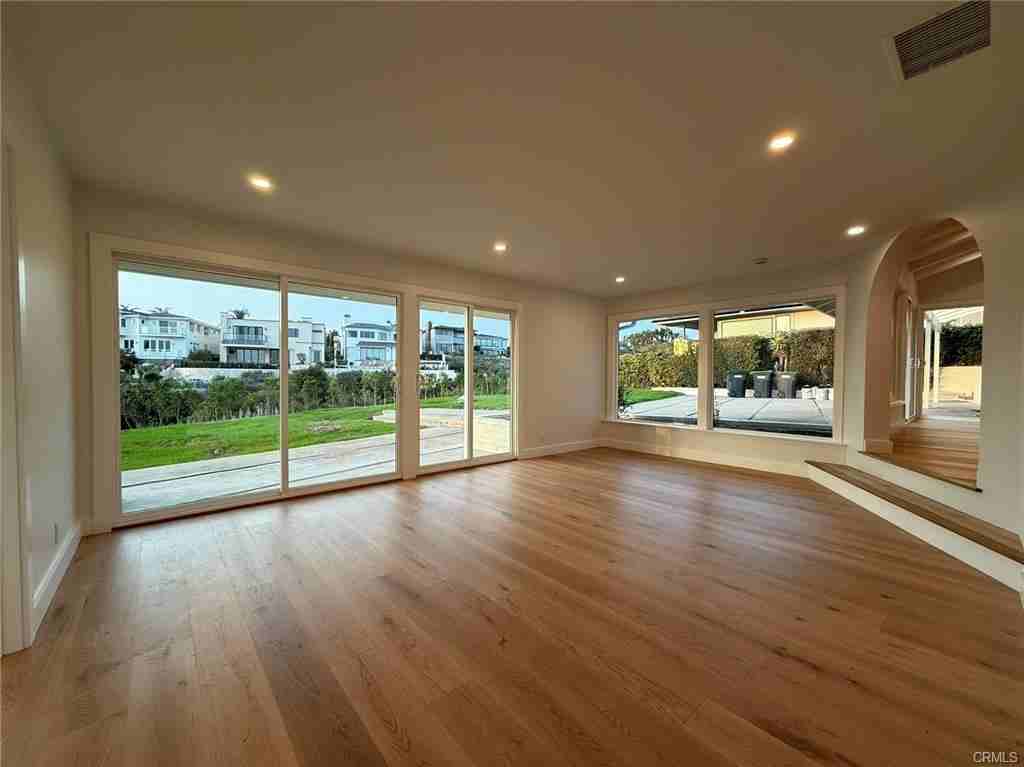 207 Milford Dr - Photo 2 of 8