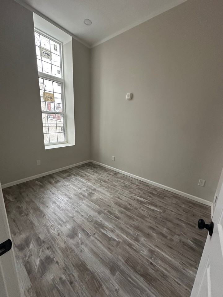 Thompson Apt - Photo 5 of 6