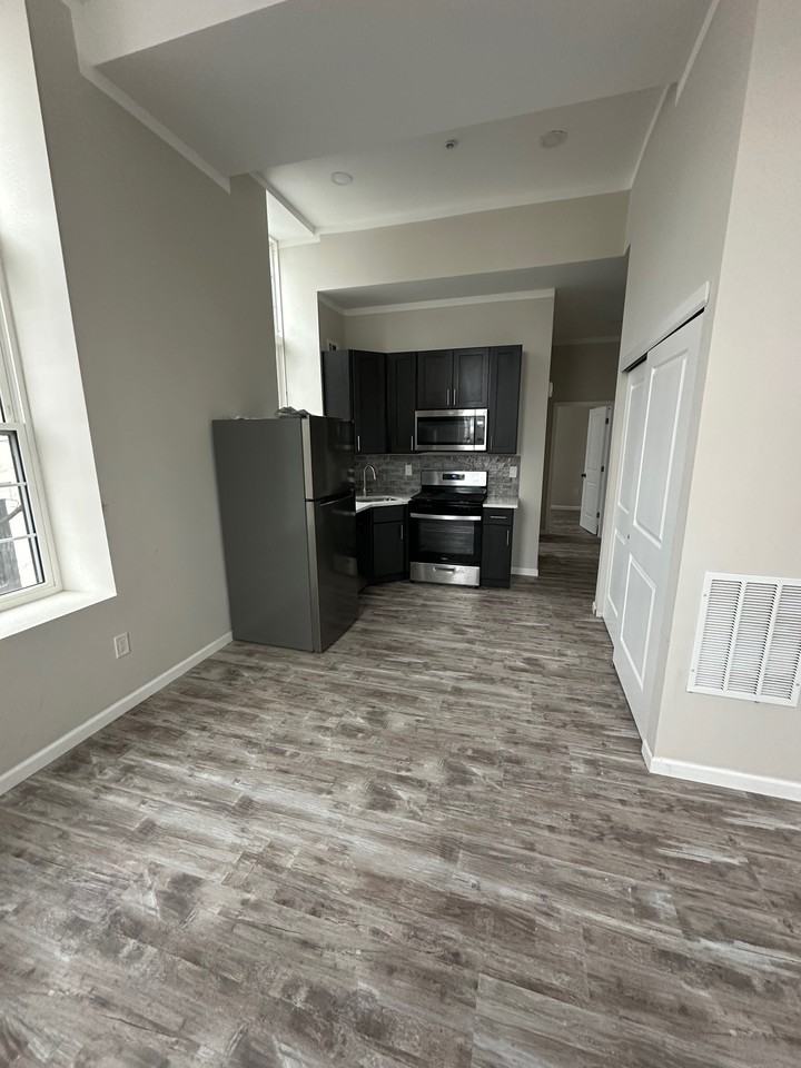 Thompson Apt - Photo 6 of 6