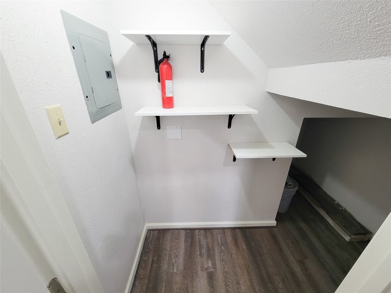 6415 Burgoyne Rd - Photo 6 of 30