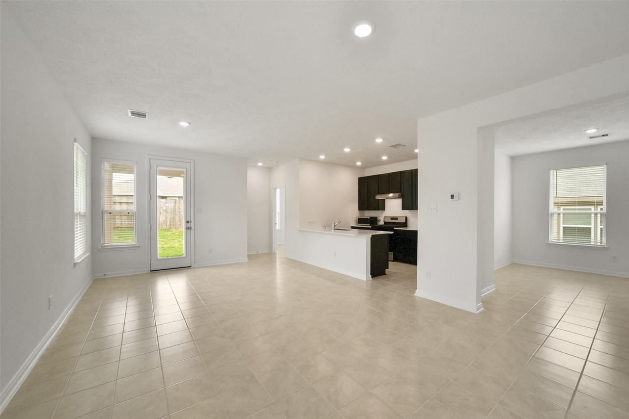 558 Broken Boulder St - Photo 4 of 26